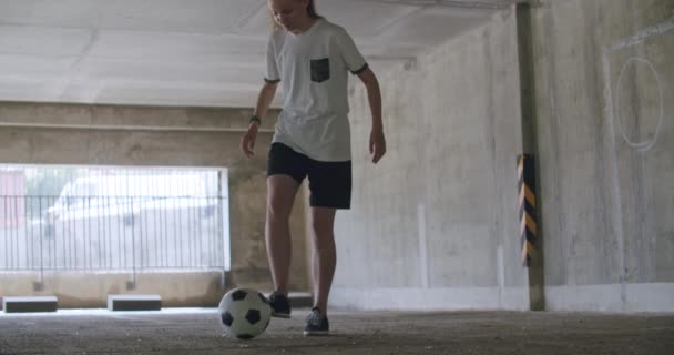 十代の女の子サッカー選手練習 — ストック動画