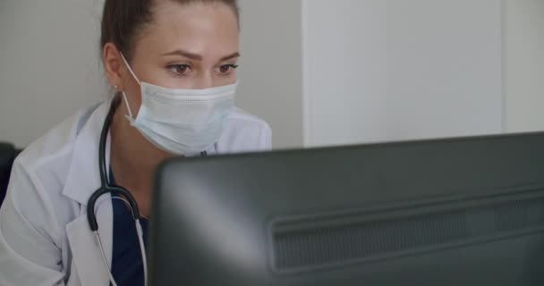 Twarz lekarza patrząc na monitor biura — Wideo stockowe