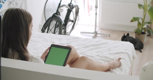 女孩拿着带绿色屏幕的平板电脑 — 图库视频影像