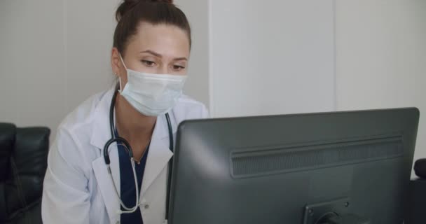 Γιατρός πρόσωπο κοιτάζοντας οθόνη γραφείου — Αρχείο Βίντεο