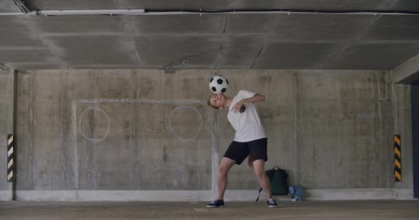 Adolescente menina jogador de futebol praticando — Vídeo de Stock