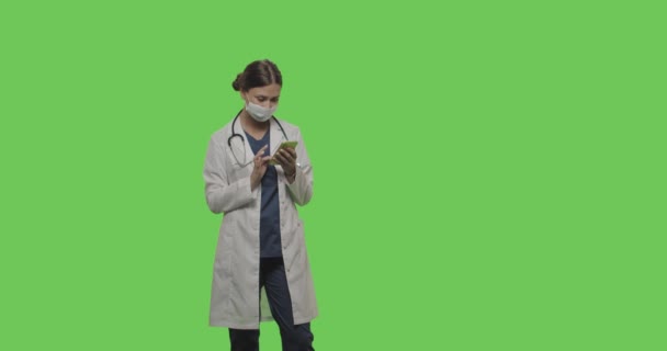 Retrato de doctora en pantalla verde — Vídeo de stock