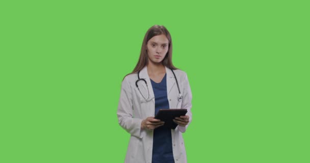 Yeşil ekranda kadın doktor portresi — Stok video