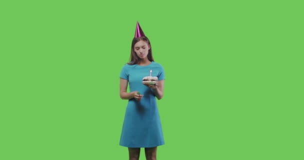 Woman eating piece of cake, birthday celebration — Stock Video