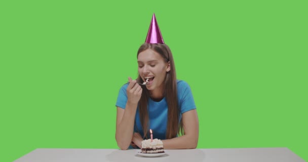 Mulher comendo pedaço de bolo, celebração de aniversário — Vídeo de Stock