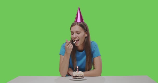 Mujer comiendo pedazo de pastel, celebración de cumpleaños — Vídeos de Stock