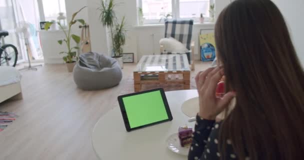 Mujer usando su tableta con pantalla verde — Vídeos de Stock