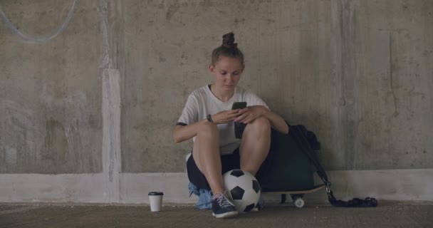 城市女孩使用移动电话 — 图库视频影像