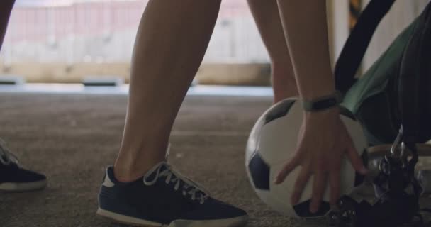 Футболистка-подросток — стоковое видео