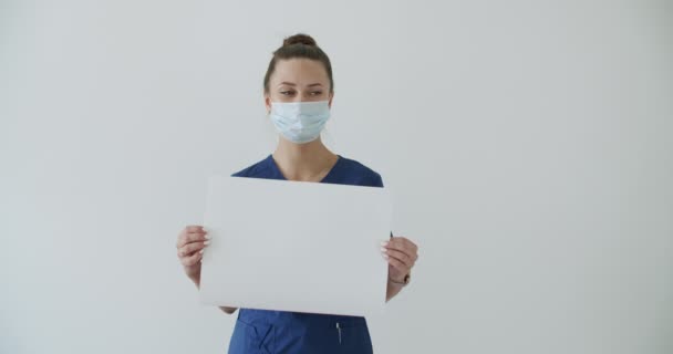 Médico fêmea jovem em terno branco — Vídeo de Stock