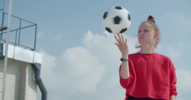 Adolescente menina jogador de futebol praticando — Vídeo de Stock