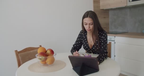 Vrouw met behulp van haar tablet met groen scherm — Stockvideo