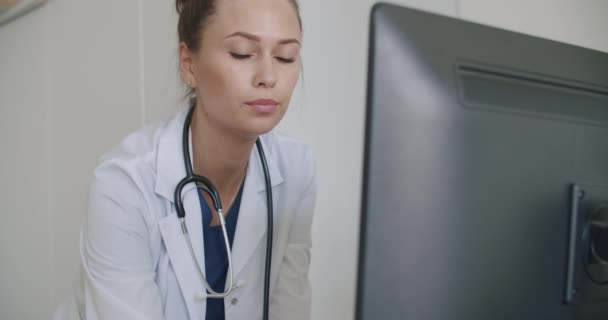 Доктор лица глядя на монитор офиса — стоковое видео