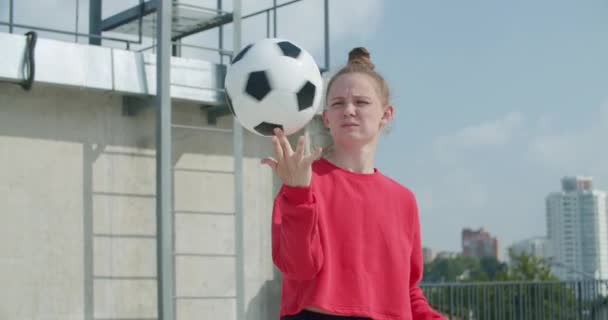 Tonåring flicka fotboll fotbollsspelare tränar — Stockvideo