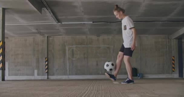 Genç kız futbol oyuncusu antrenman yapıyor. — Stok video