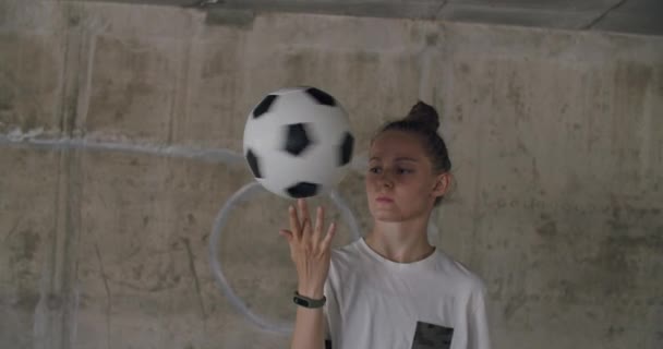 Chica adolescente futbolista practicando — Vídeo de stock