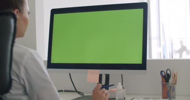 Lavoro medico sul computer con schermo modello verde — Video Stock