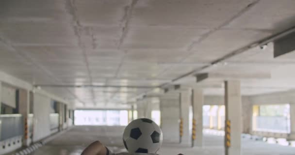 Remaja gadis sepak bola pemain sepak bola berlatih — Stok Video
