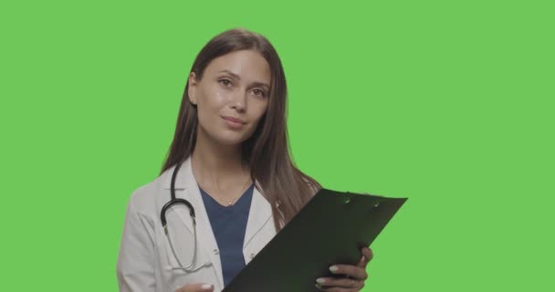 Portret van vrouwelijke arts op groen scherm — Stockvideo