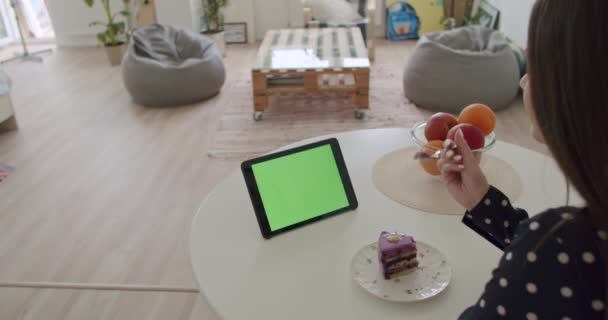 Mujer usando su tableta con pantalla verde — Vídeos de Stock