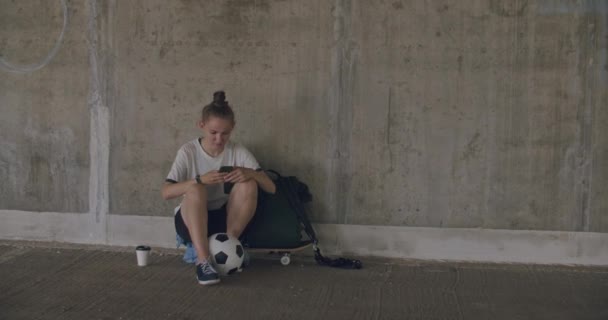 携帯電話を使う都会の少女 — ストック動画