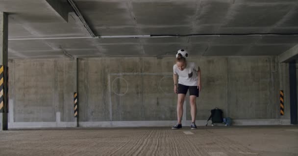 少年女子足球运动员练习 — 图库视频影像