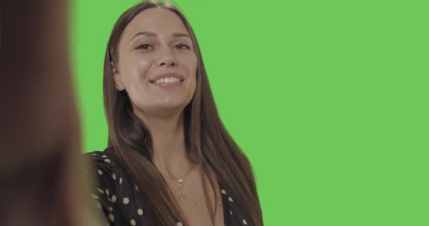 Fiatal mosolygós nő szelfit készít — Stock videók