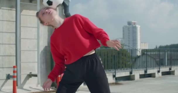 Chica adolescente futbolista practicando — Vídeo de stock