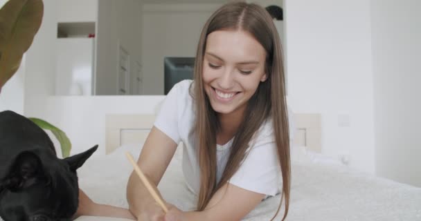 Chica hablando mirando a la cámara hablando hacer video chat — Vídeo de stock