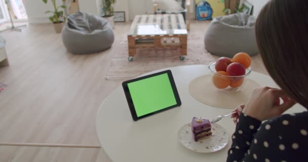 Mujer usando su tableta con pantalla verde — Vídeos de Stock