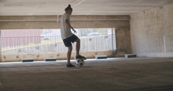 Chica adolescente futbolista practicando — Vídeo de stock