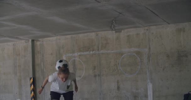 Chica adolescente futbolista practicando — Vídeo de stock