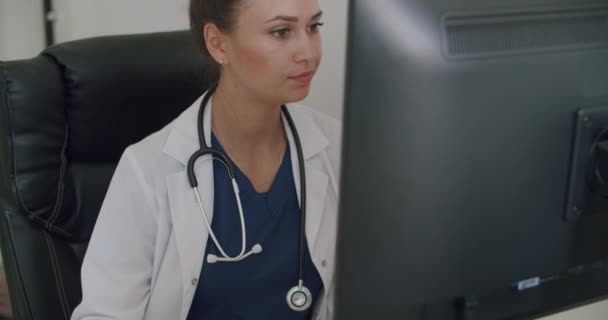 Rosto médico olhando para monitor de escritório — Vídeo de Stock