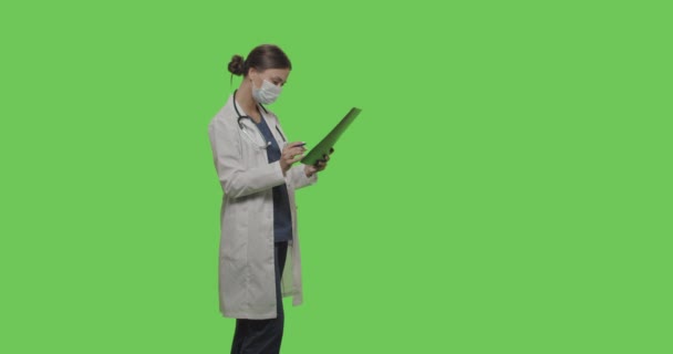 Portret kobiety lekarza na zielonym ekranie — Wideo stockowe