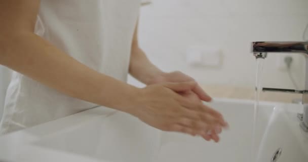 Woman wash her hands — Stock Video