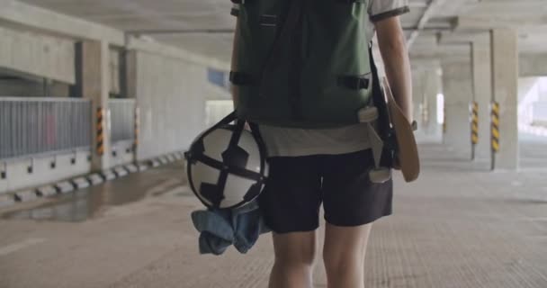 Chica adolescente futbolista practicando — Vídeo de stock