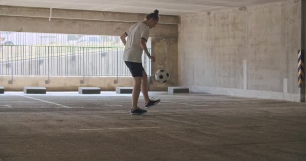 Genç kız futbol oyuncusu antrenman yapıyor. — Stok video