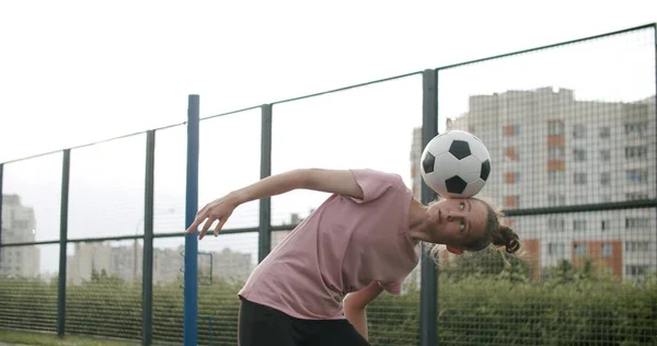 축구 기술 과 속임수를 연습하는 소녀 — 스톡 사진