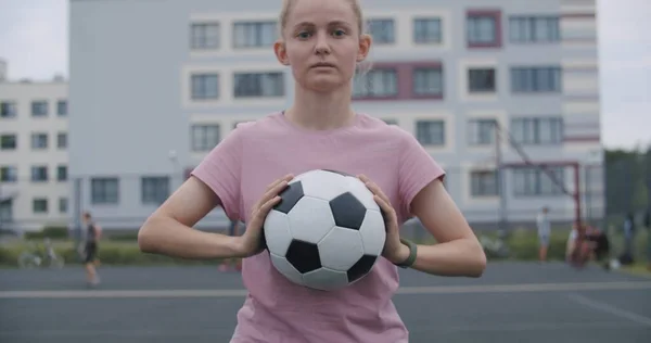 Menina praticando habilidades e truques de futebol — Fotografia de Stock