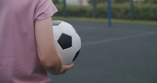 Menina praticando habilidades e truques de futebol — Fotografia de Stock