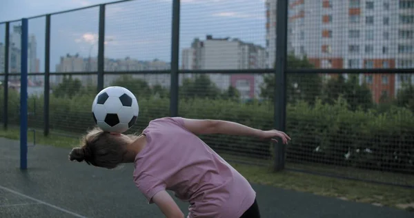 Menina praticando habilidades e truques de futebol — Fotografia de Stock