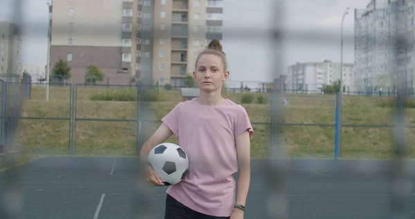 Meisje oefenen voetbal vaardigheden en trucs — Stockfoto