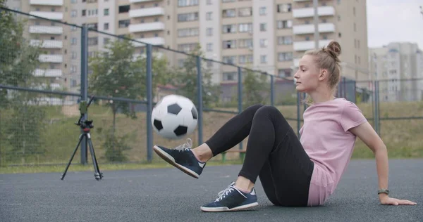 Ragazza che pratica abilità e trucchi di calcio — Foto Stock