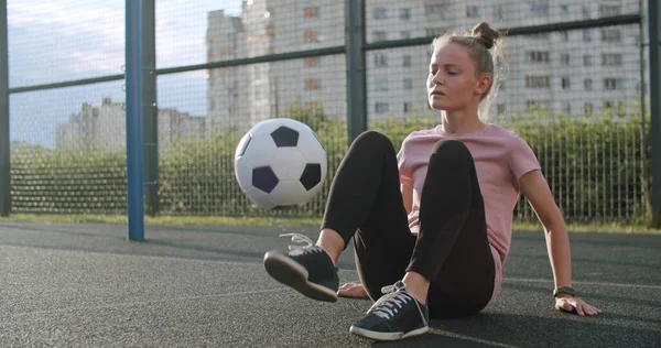 Menina praticando habilidades e truques de futebol — Fotografia de Stock