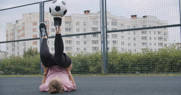 Fata care practică abilitățile și trucurile de fotbal — Fotografie, imagine de stoc