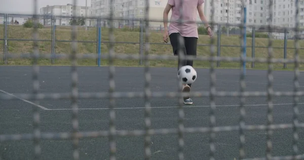 Meisje oefenen voetbal vaardigheden en trucs — Stockfoto