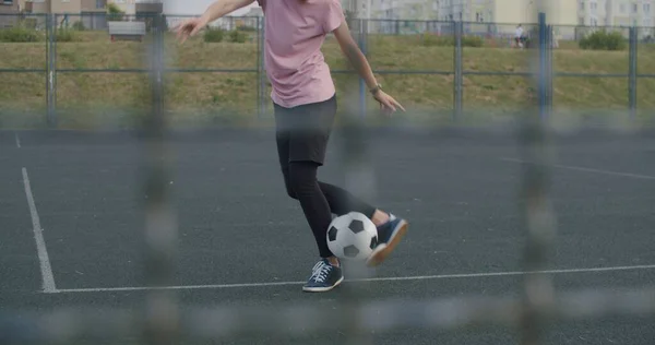 Lány gyakorló foci készségek és trükkök — Stock Fotó
