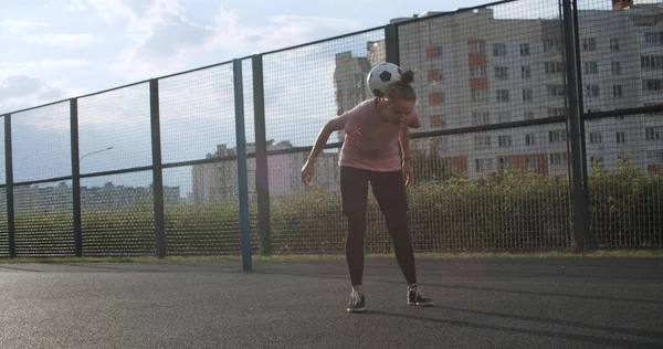 Lány gyakorló foci készségek és trükkök — Stock Fotó