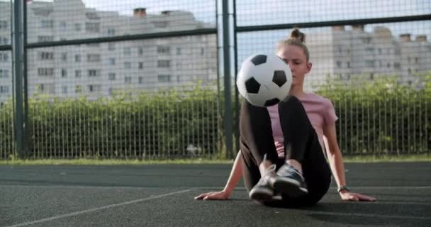 Ragazza che pratica abilità e trucchi di calcio — Video Stock