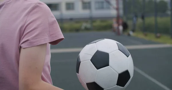 Menina praticando habilidades e truques de futebol — Fotografia de Stock